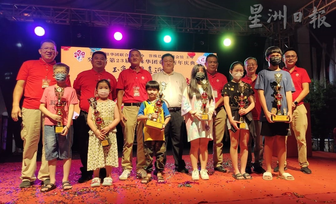  柔：峇华团新年庆典游行，柔金同厦会馆11连冠