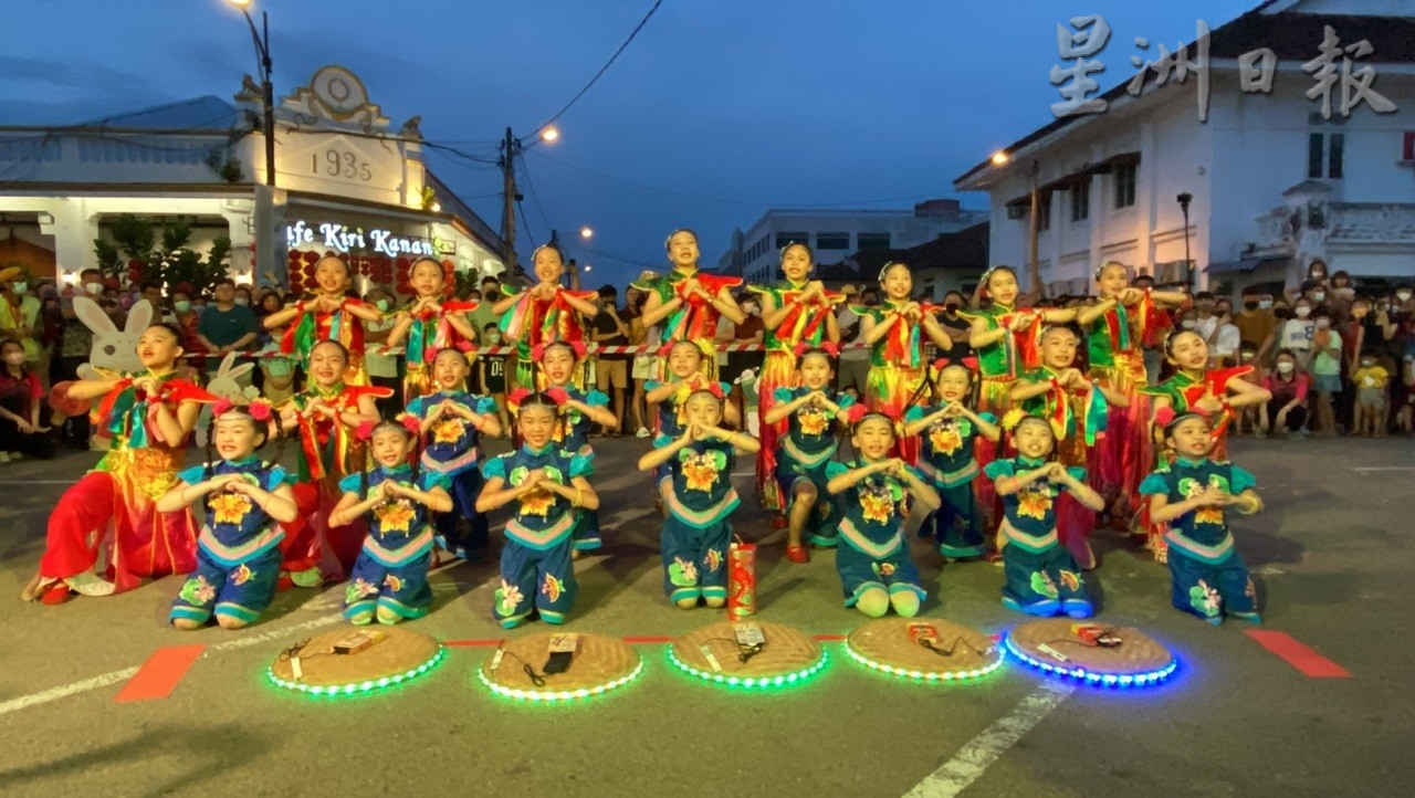  柔：峇华团新年庆典游行，柔金同厦会馆11连冠