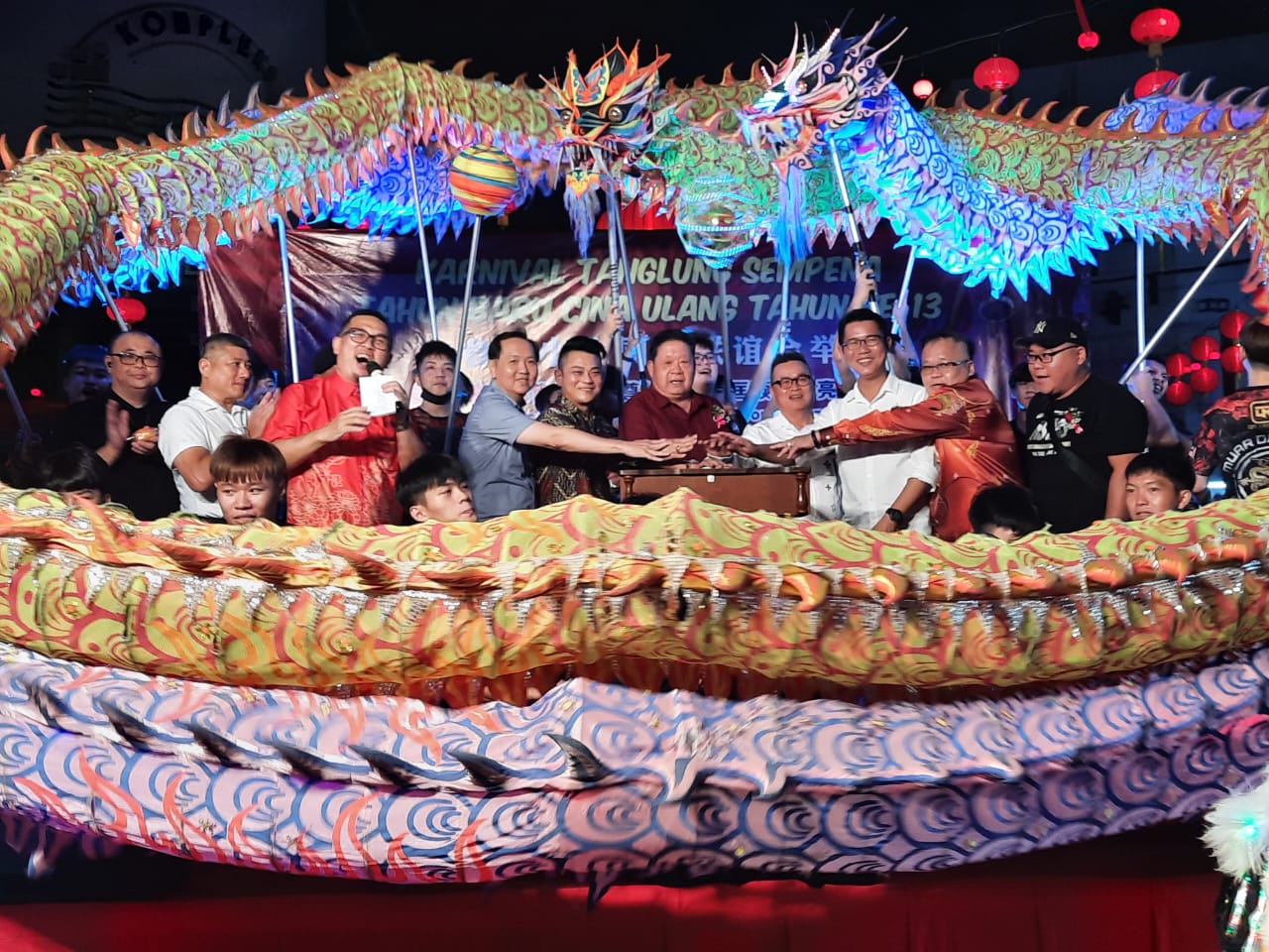 麻坡贪食街亮灯迎春 舞龙表演玉兔财神莅场好热闹