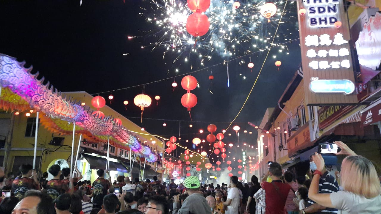 麻坡贪食街亮灯迎春 舞龙表演玉兔财神莅场好热闹