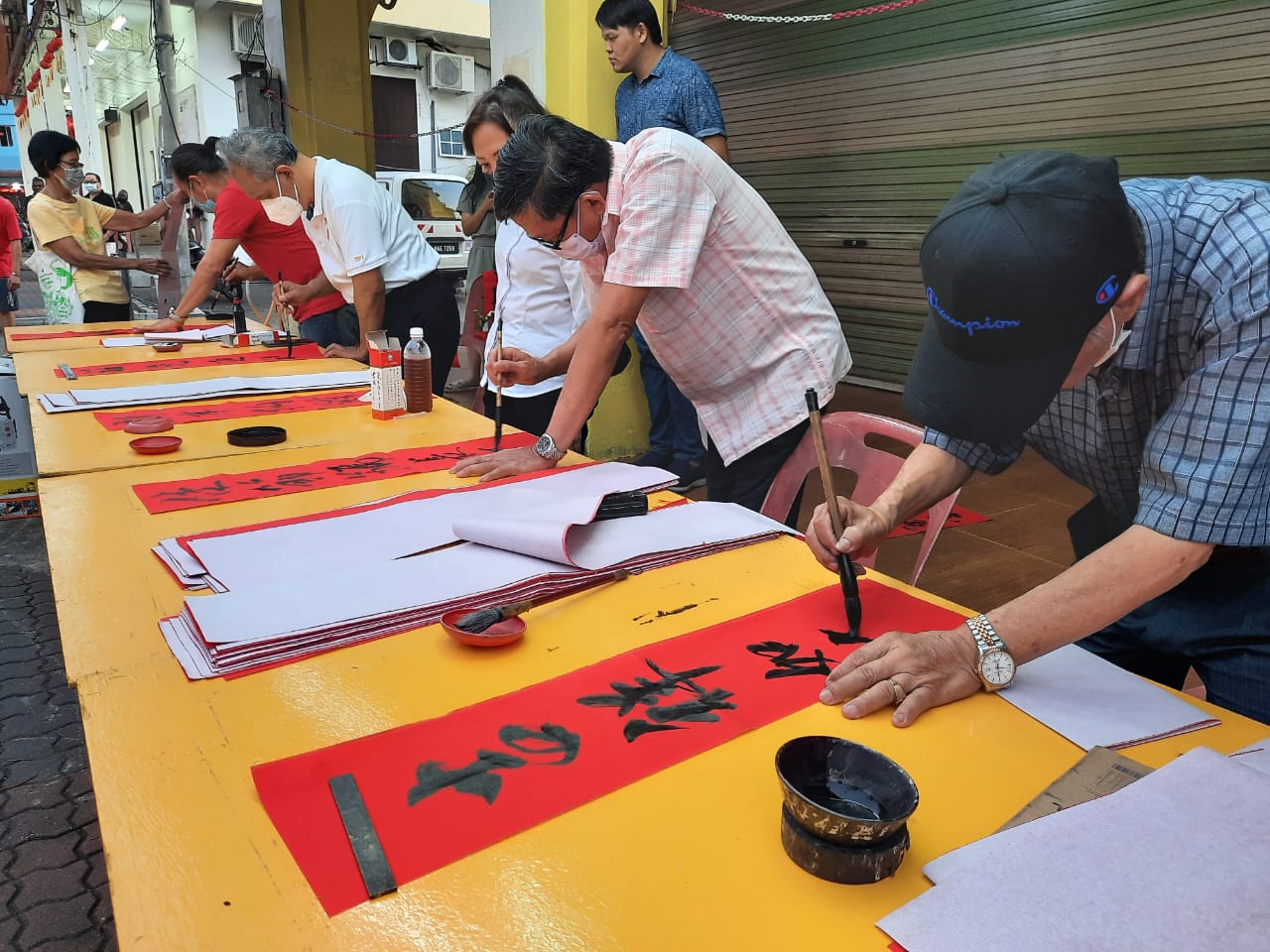 麻坡贪食街亮灯迎春 舞龙表演玉兔财神莅场好热闹