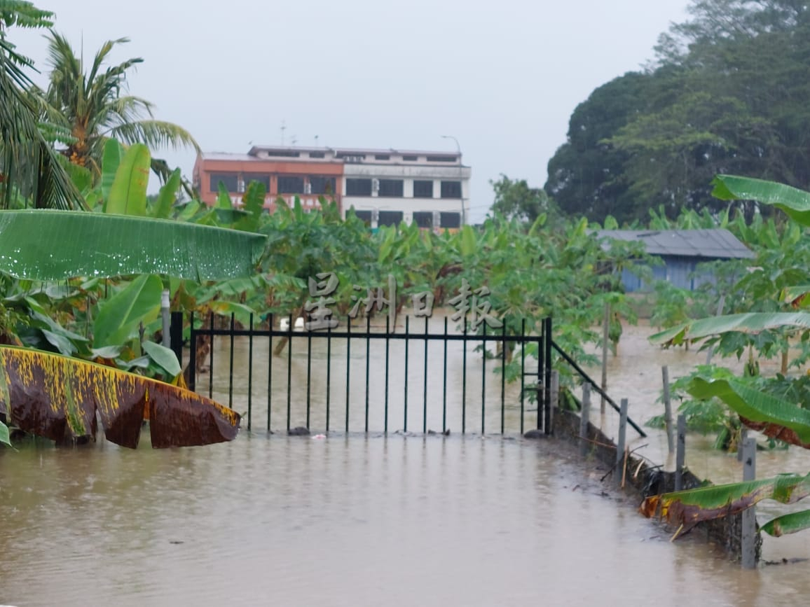 柔：新闻：24小时连绵大雨  居銮县已开4临时救灾中心