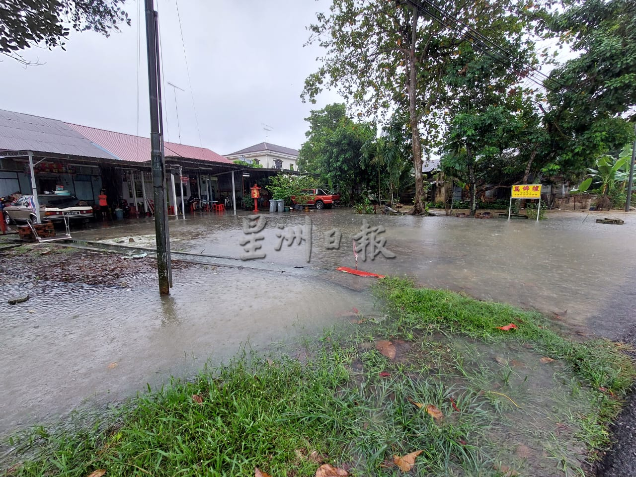 柔：新闻：24小时连绵大雨  居銮县已开4临时救灾中心
