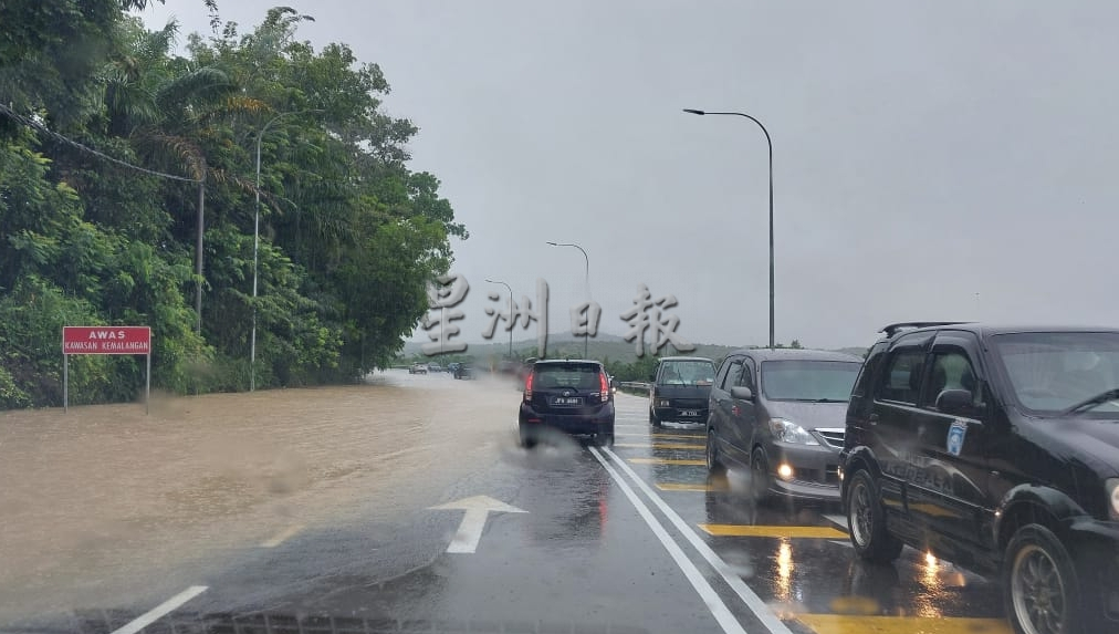 柔:新闻:24小时连绵大雨 居銮县已开4临时救灾中心