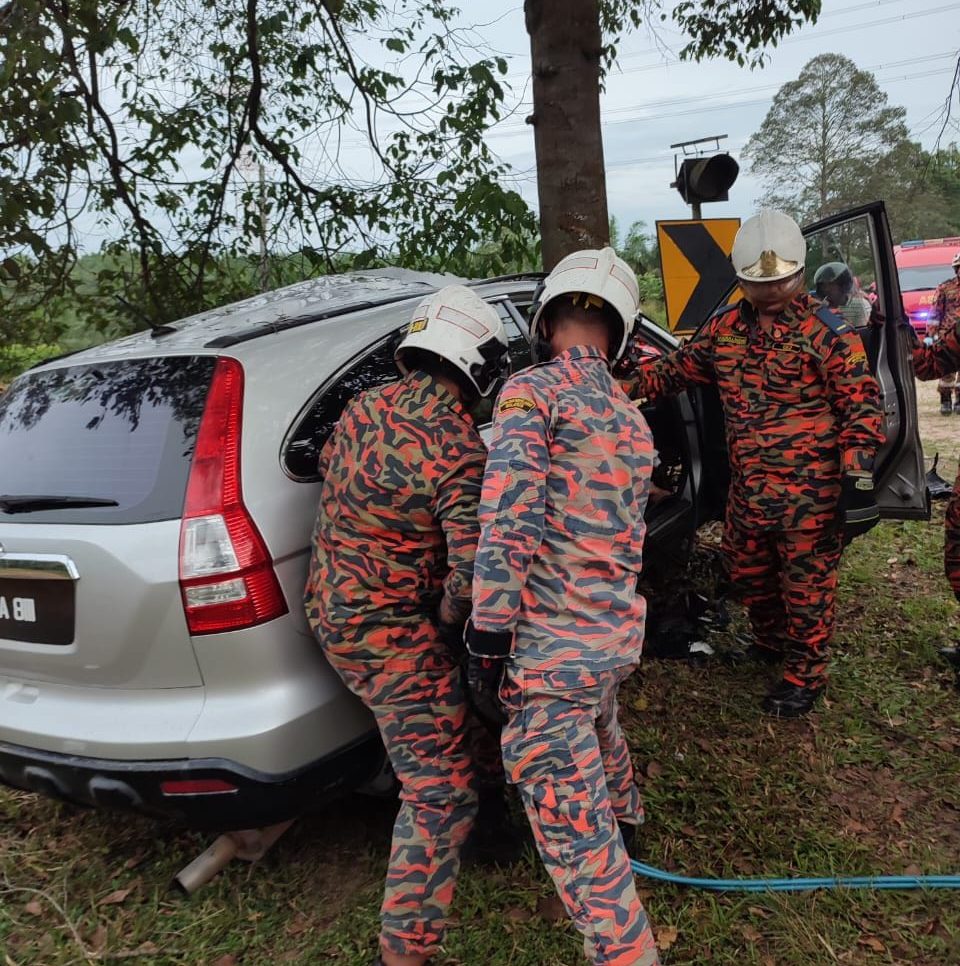 柔:新闻:休旅车失控撞树 司机当场毙命