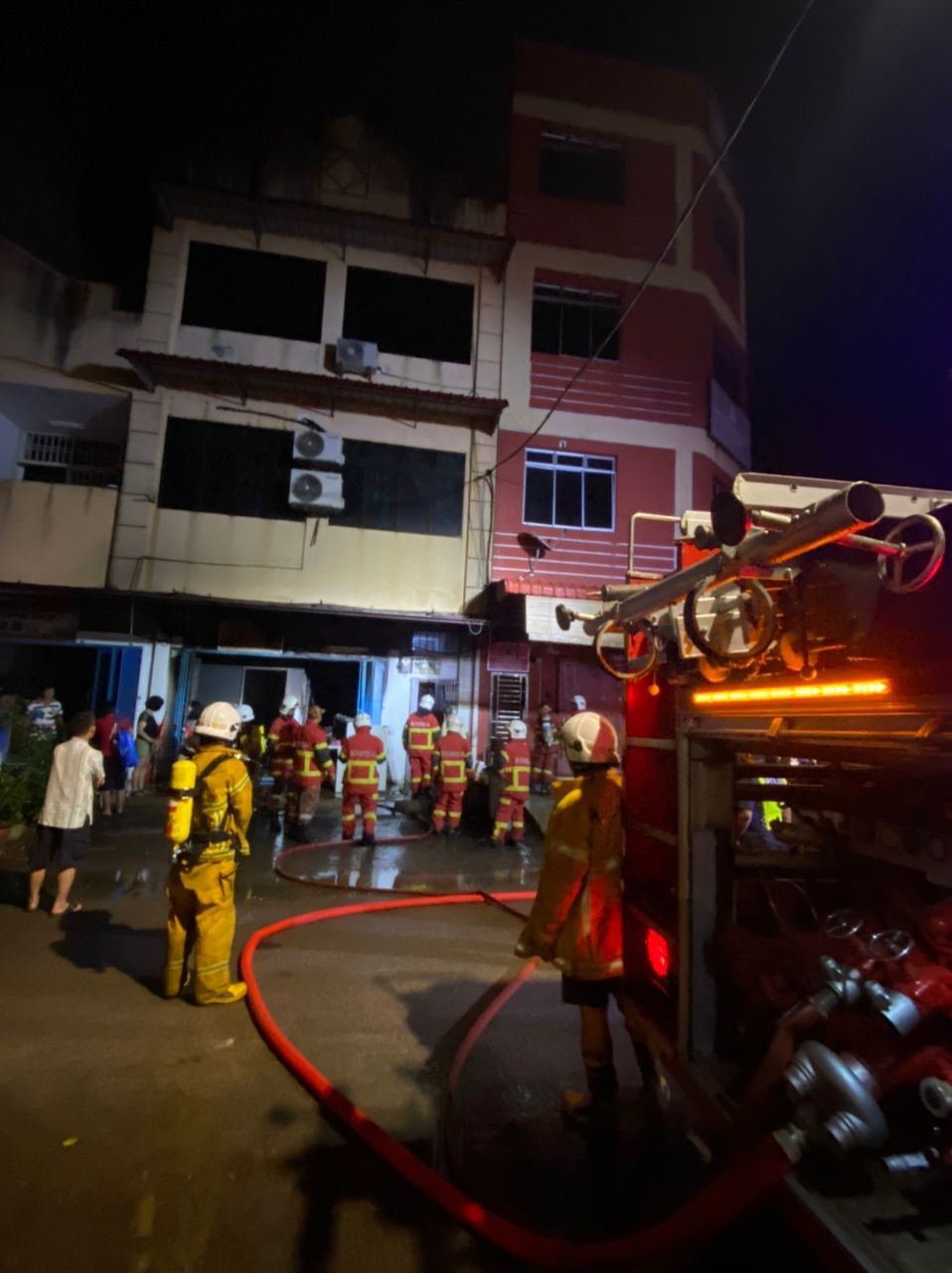 柔：新闻：加亨大街3层店屋失火 及时扑灭无人命伤亡