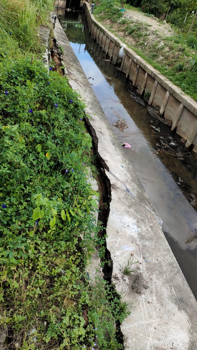 柔：新闻：因受屋旁工程影响住家旁发生土崩，古来花园一户住家受影响担心受怕