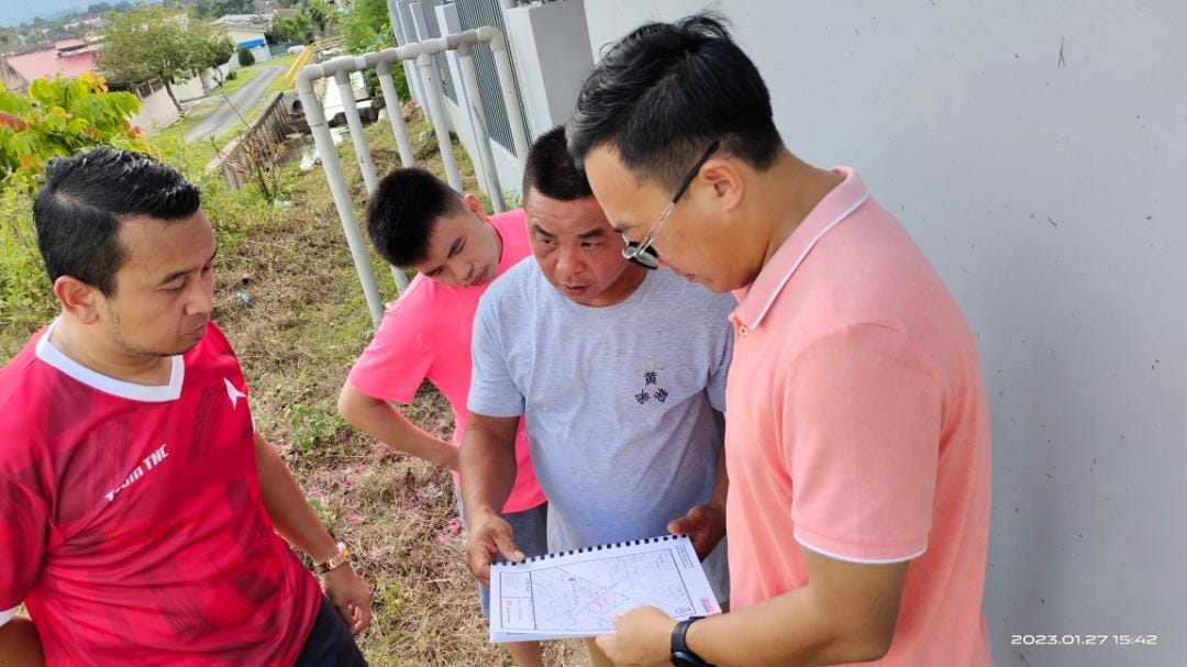柔：新闻：因受屋旁工程影响住家旁发生土崩，古来花园一户住家受影响担心受怕