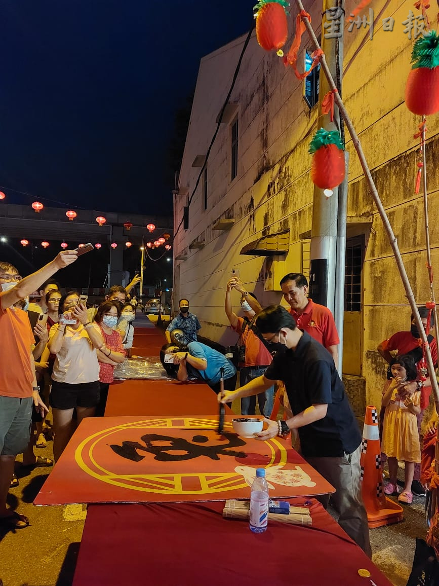 柔:新闻:年货摊位琳琅满目 依斯迈街后巷春意浓