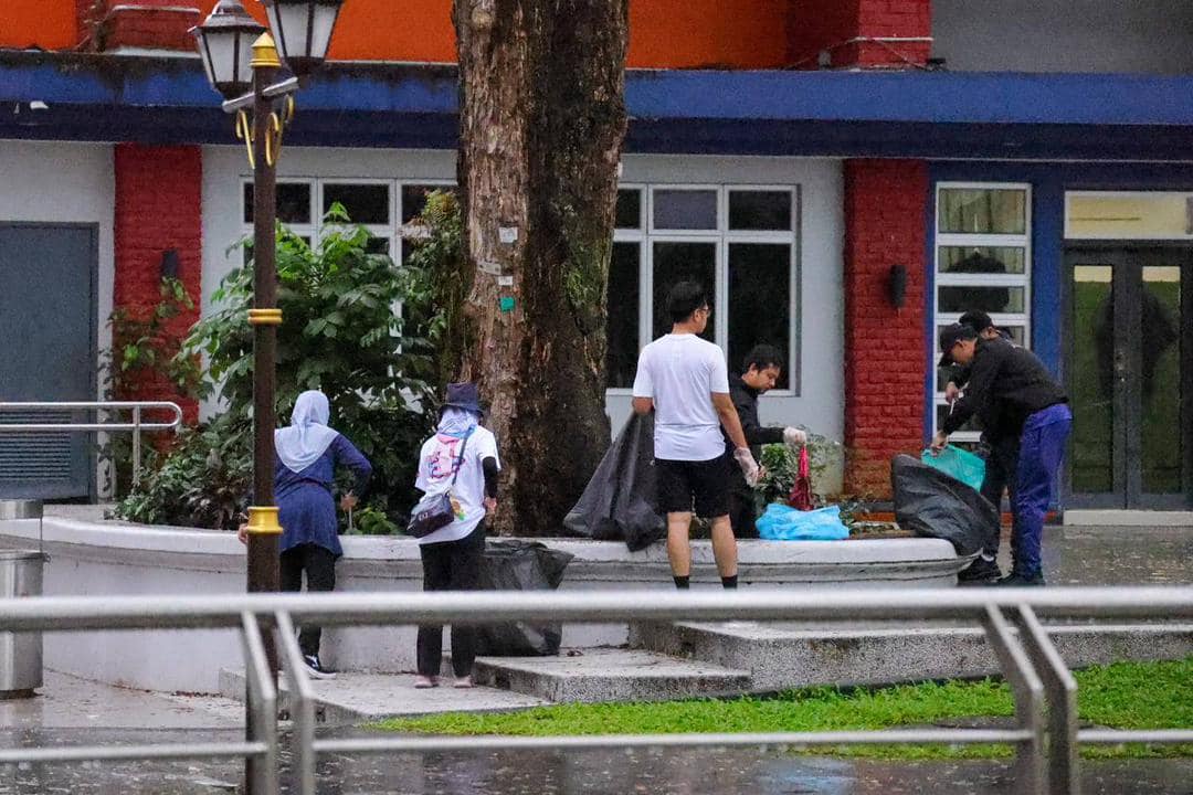 柔:新闻:身体力行清理纱玉广场 柔大臣邀各界保持卫生
