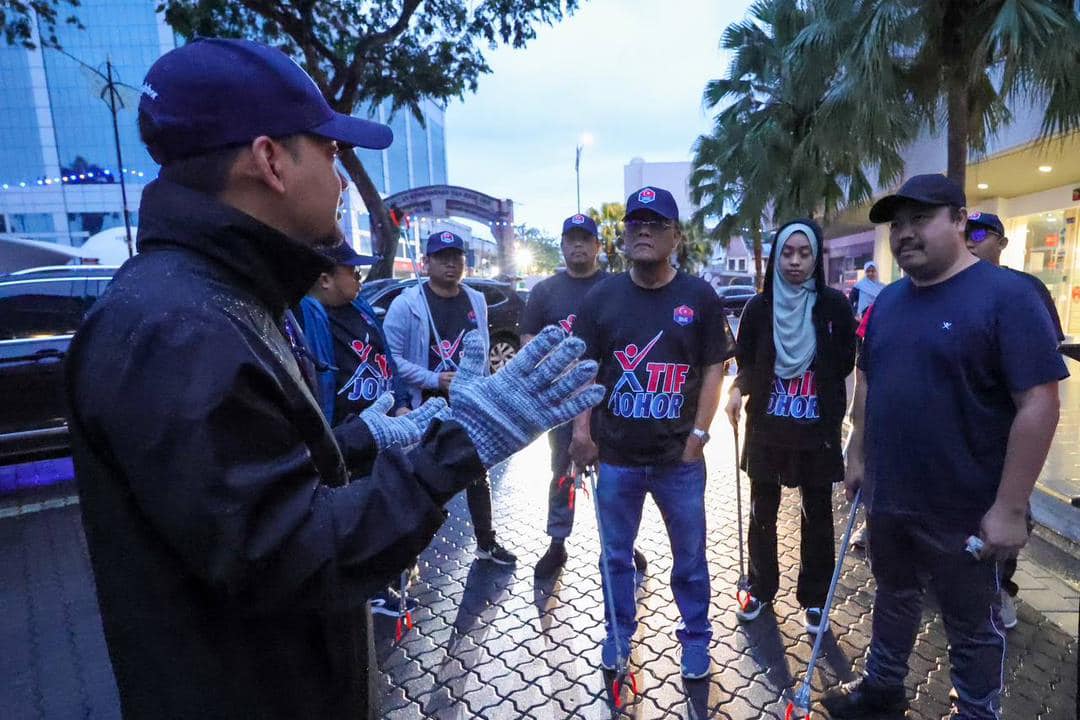 柔:新闻:身体力行清理纱玉广场 柔大臣邀各界保持卫生