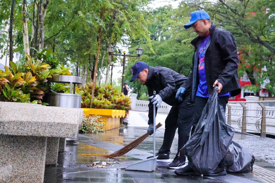 柔:新闻:身体力行清理纱玉广场 柔大臣邀各界保持卫生