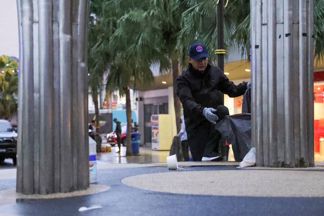 柔:新闻:身体力行清理纱玉广场 柔大臣邀各界保持卫生