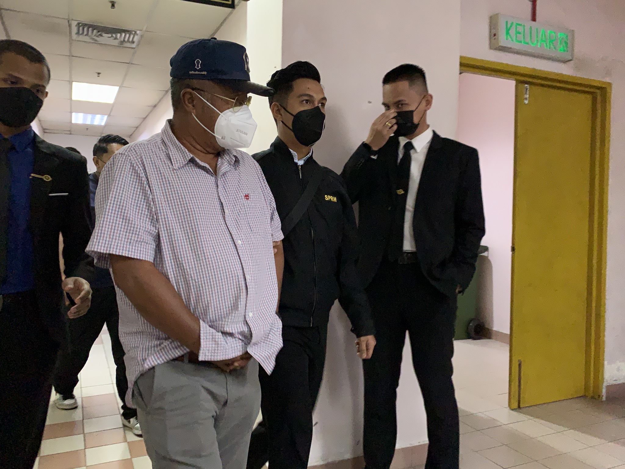 柔：新闻：FELCRA前德宾丁宜分行  经理涉受贿 面控33罪名
