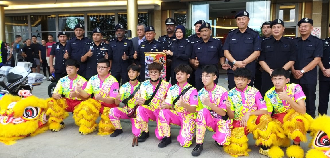 柔:柔总警长:鉴定61塞车热点38黑区 春节加派警力巡逻路检