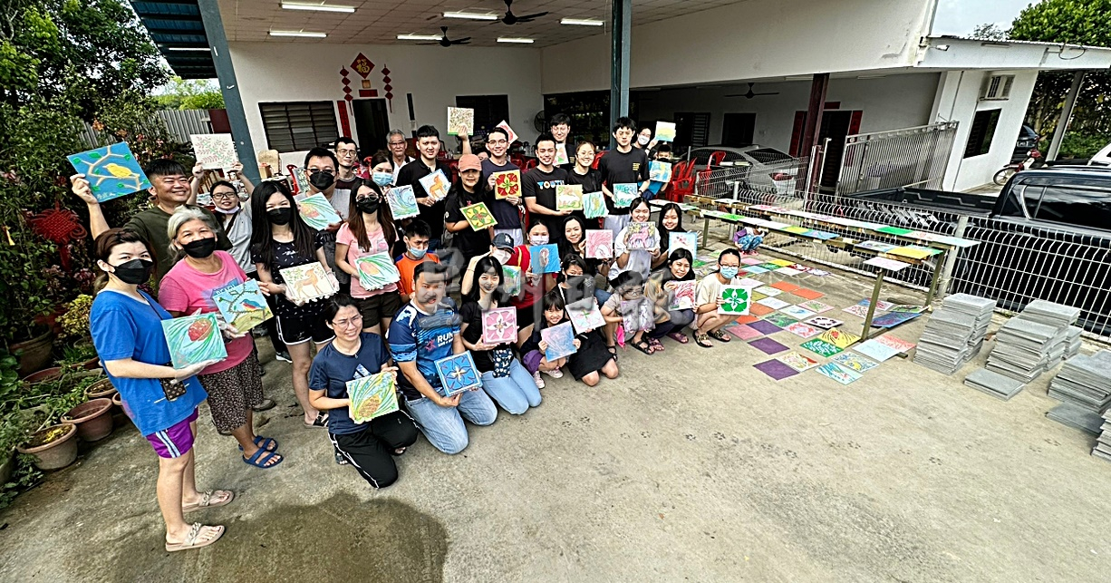 柔：泗隆新村在2022岁末为华小美化围墙