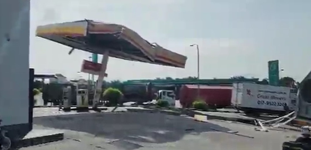 柔:添油站油泵处柱子被撞 屋顶摇摇欲坠