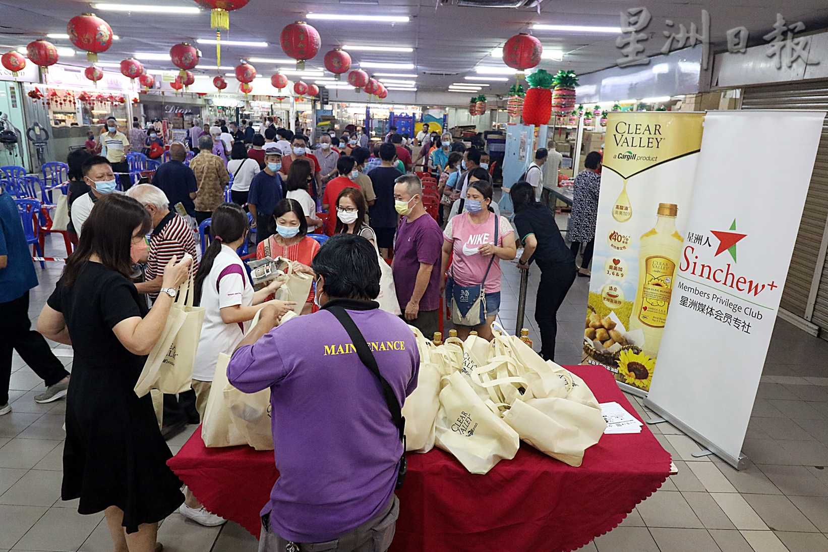 柔:版四头条:星洲日报剪报头送赠品活动再次热闹登场,充满人气、喜气和年气