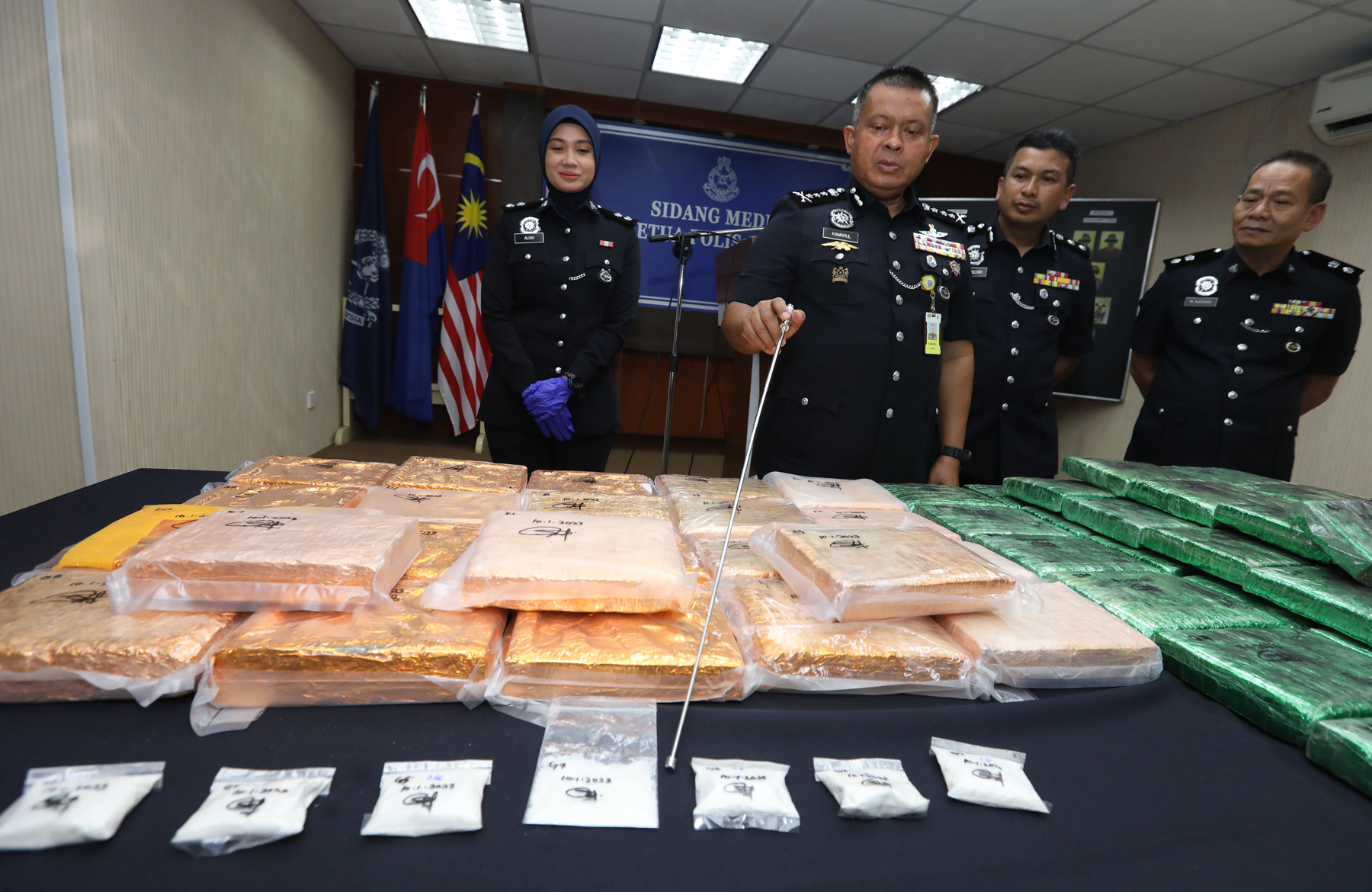 破夫妻档贩毒集团 警捕13人起36万毒品