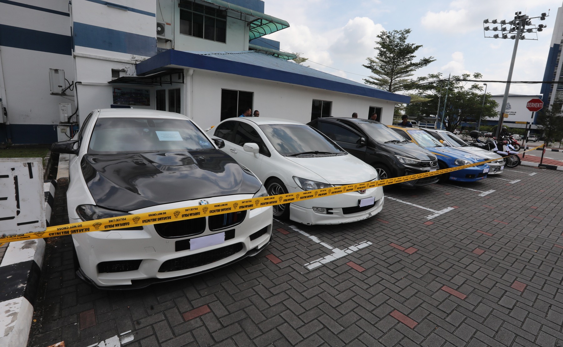 破夫妻档贩毒集团  警捕13人起36万毒品
