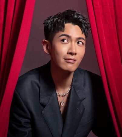 柯震东晒住院插鼻管照 露半边脸痛苦治疗