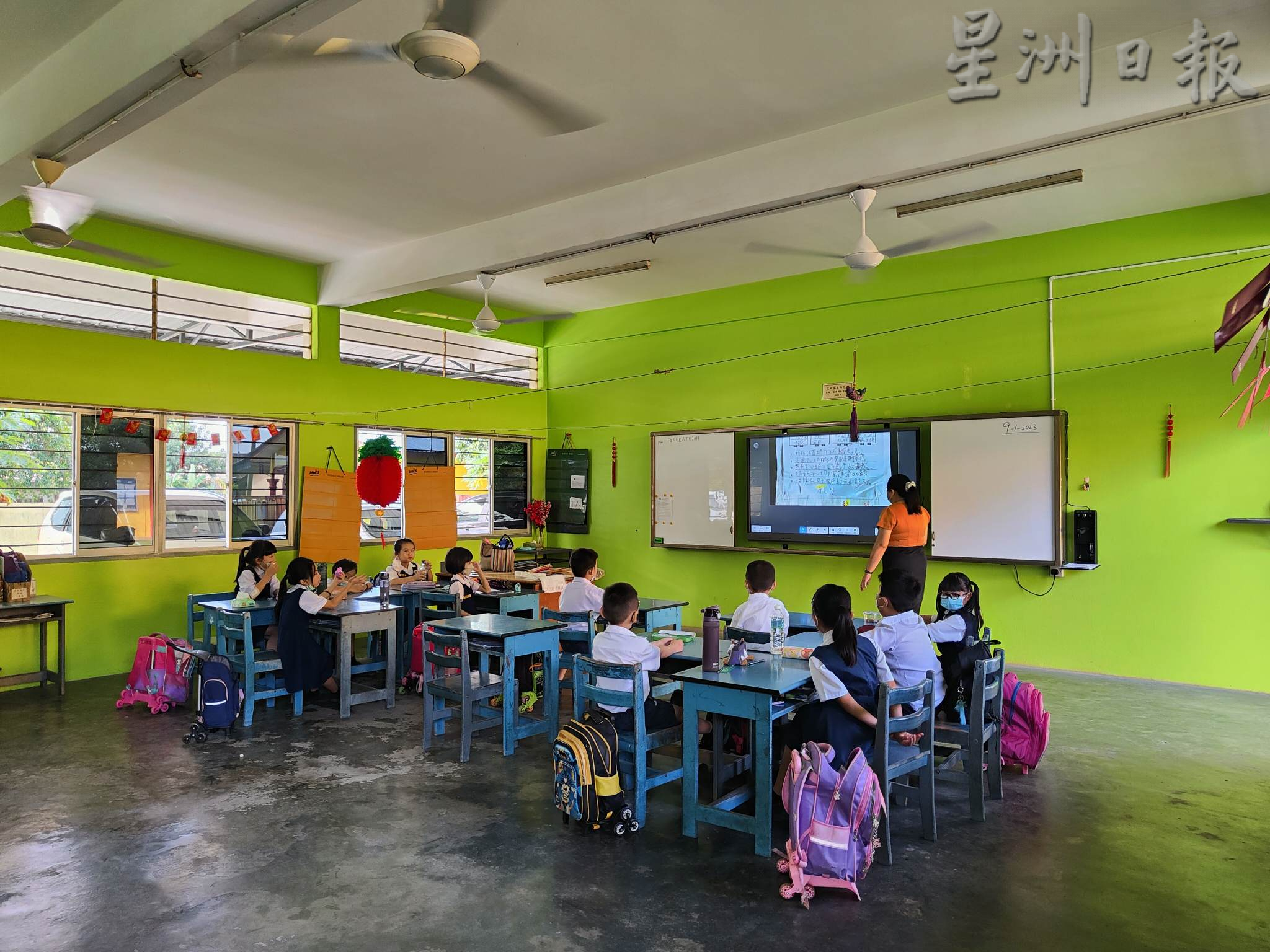 校友及前任国会议员捐助 督亚冷同汉华小2年设好精明教室