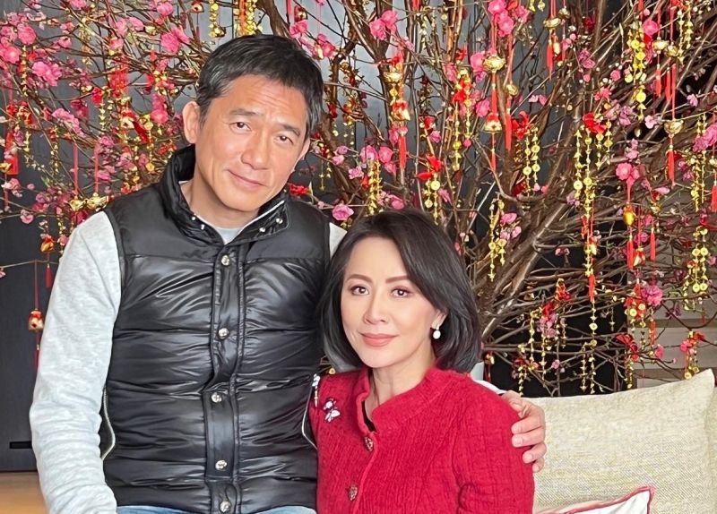 梁朝伟搂刘嘉玲 桃花树前合照放闪