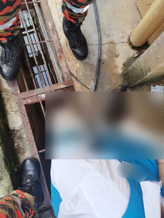 残疾女学生踩陷沟渠盖受困 消拯员30分钟救人