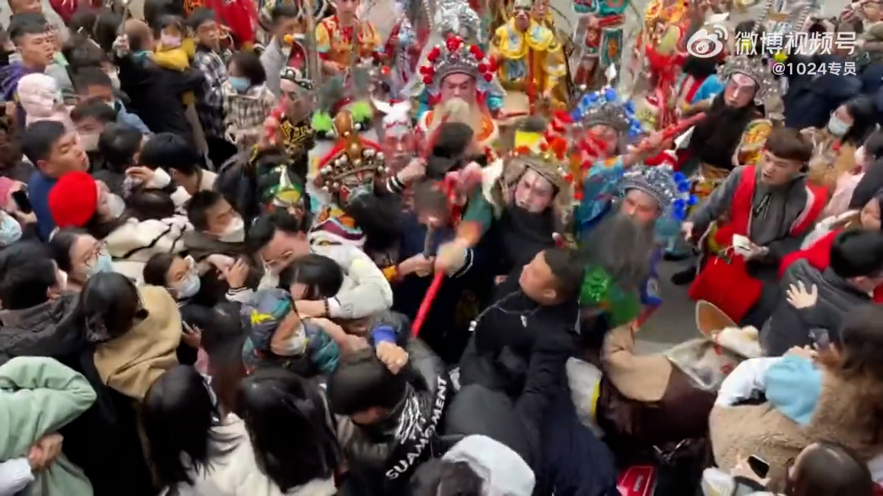 汕头国家非遗英歌表演变殴斗　表演者与观众爆肢体冲突
