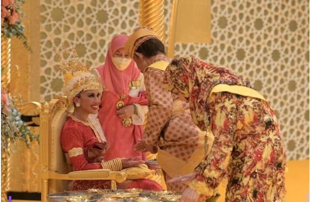 汶莱王室有喜 公主出嫁钻饰闪瞎众人