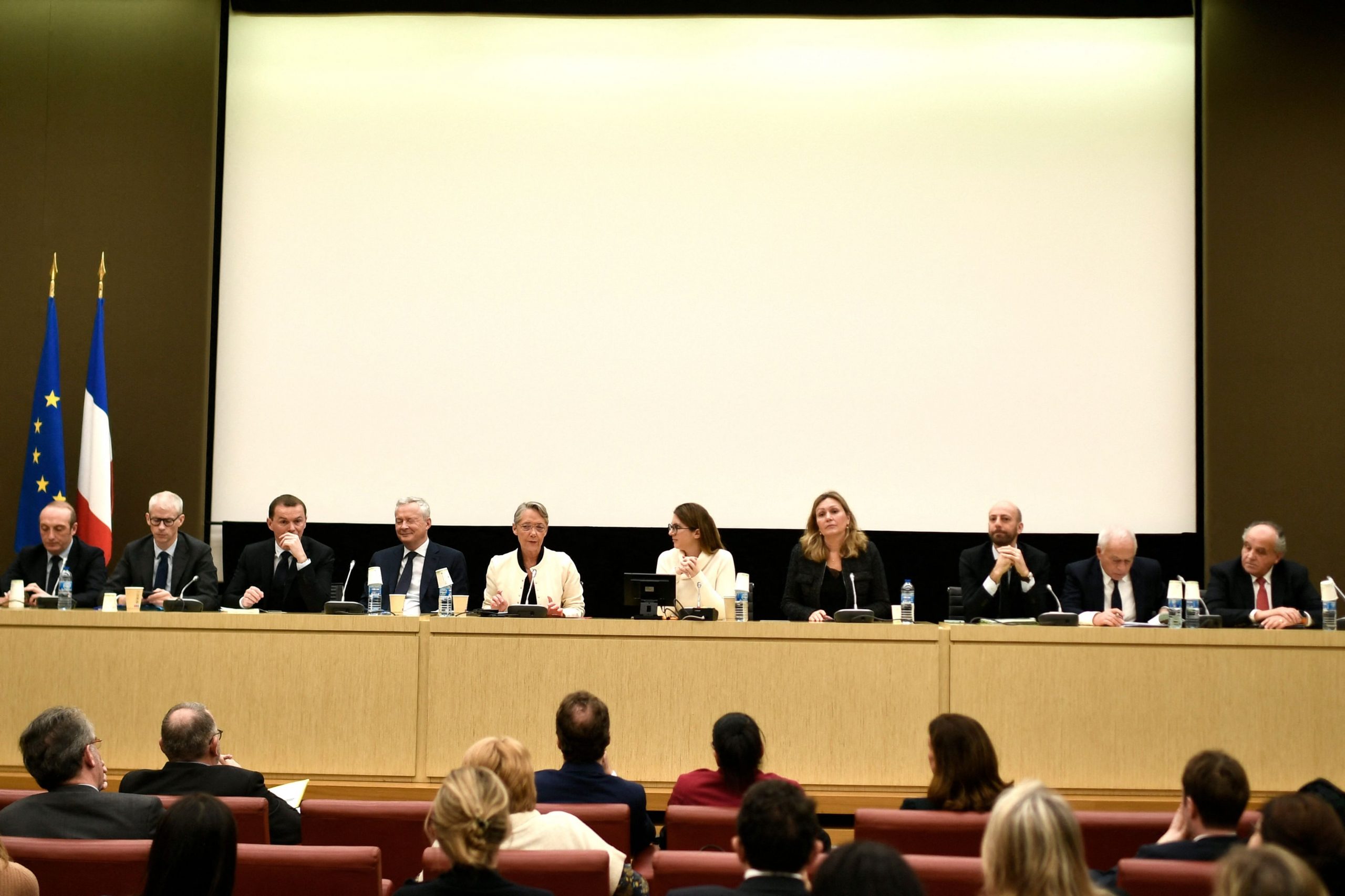 法国总理提议到2030年将退休年龄提高到64岁