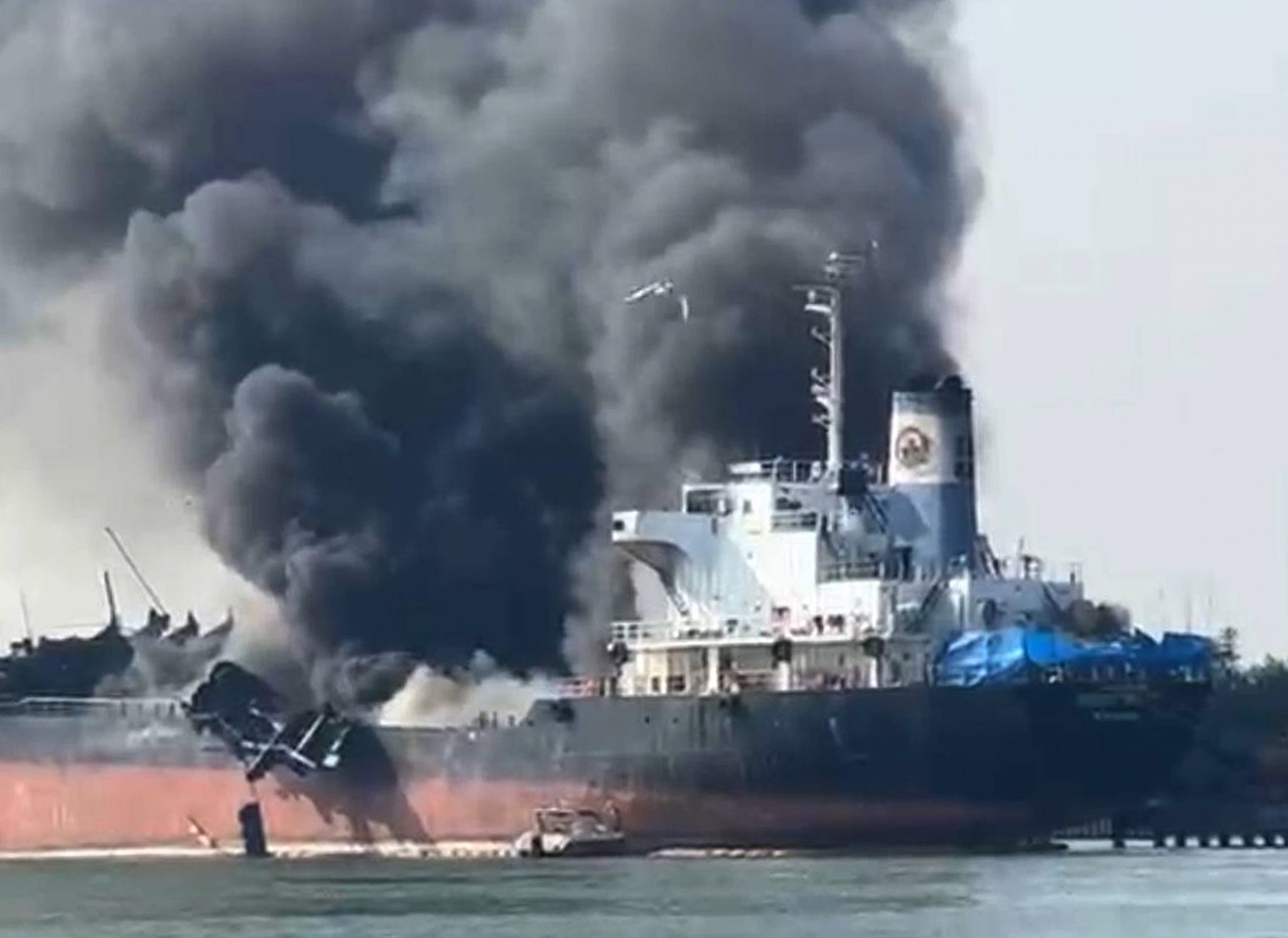 泰国油轮爆炸起火 至少8人失踪 邻近住宅被烧毁