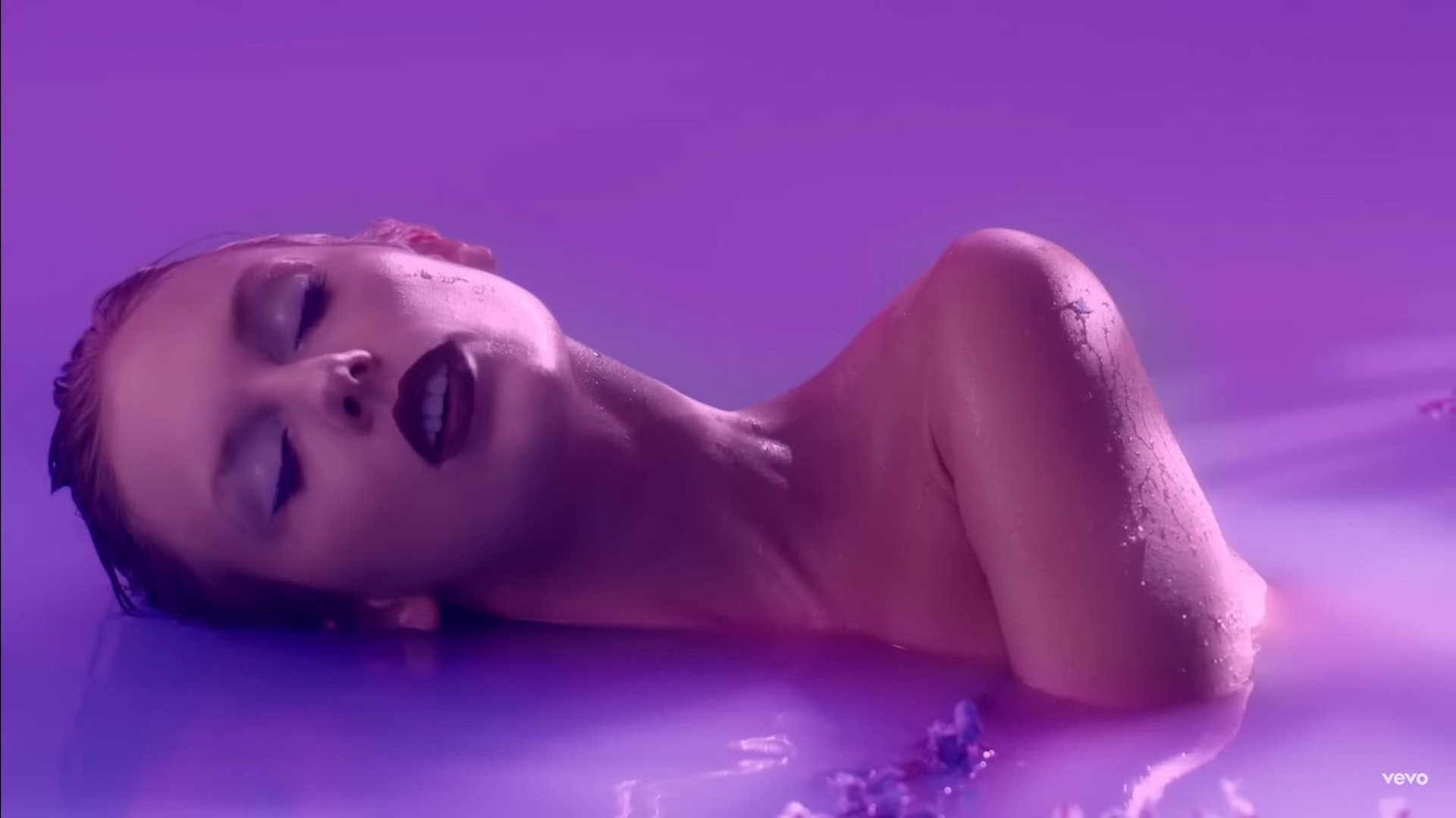 泰莱史薇芙半裸出浴 MV上架3天破千万点击