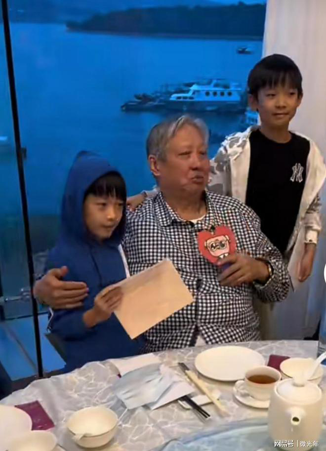 洪金宝71岁生日 坐轮椅偕家人摘草莓