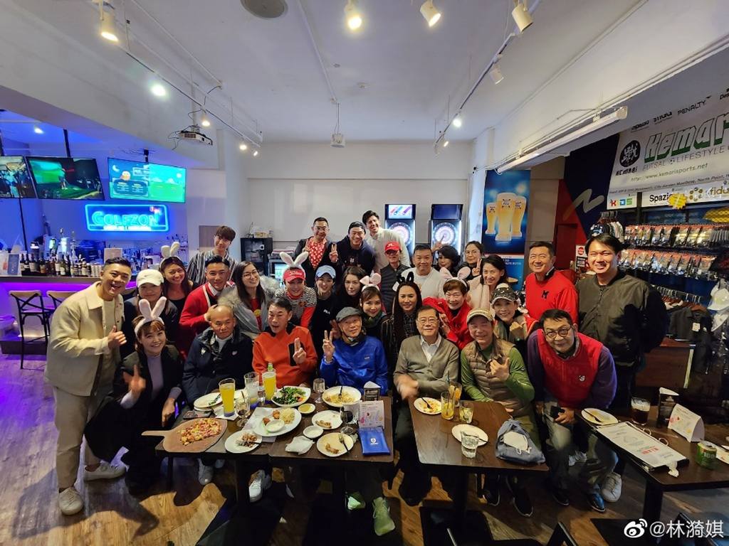 淡妆现身艺人聚会 57岁邵美琪明艳照人