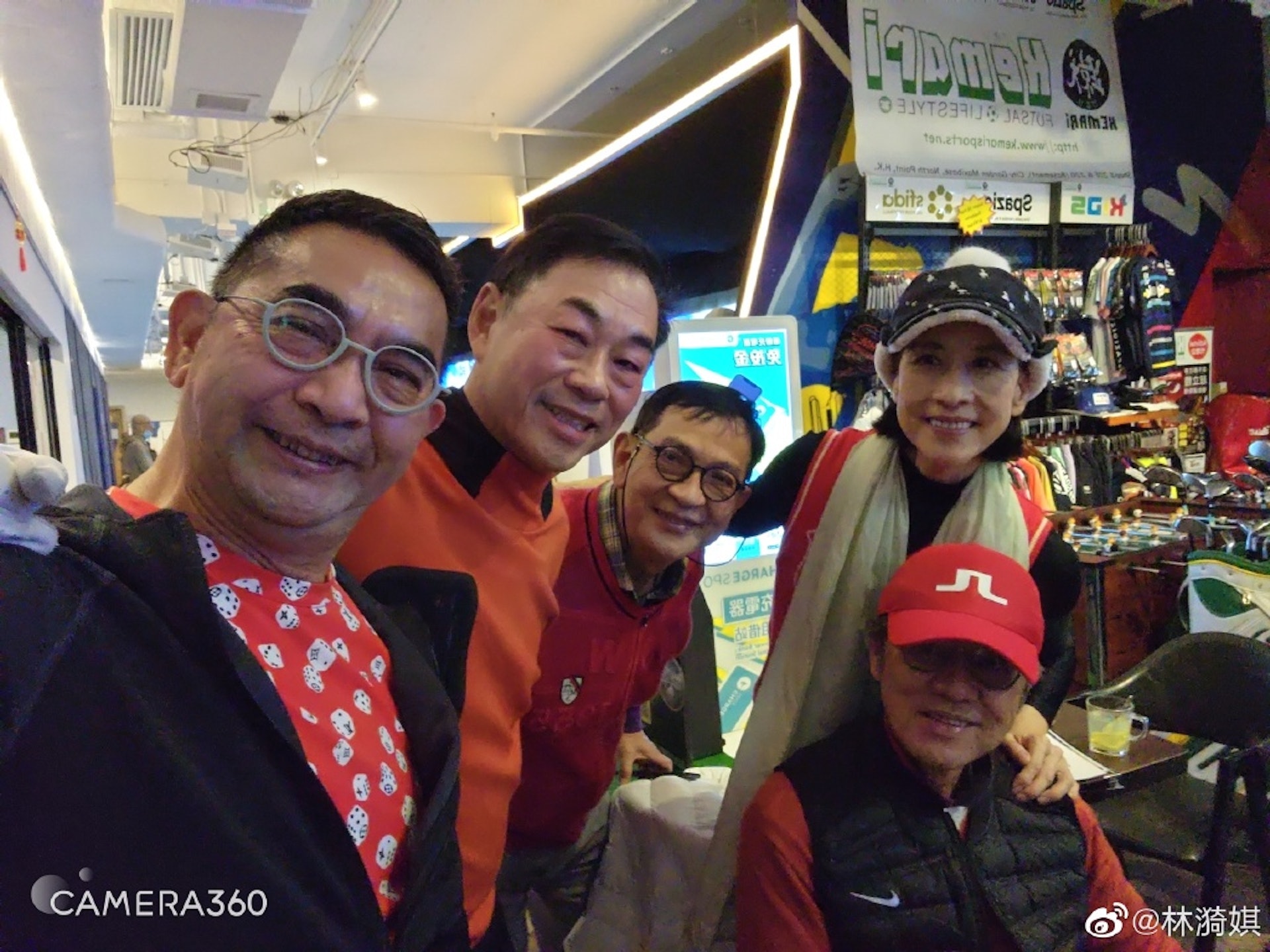 淡妆现身艺人聚会 57岁邵美琪明艳照人