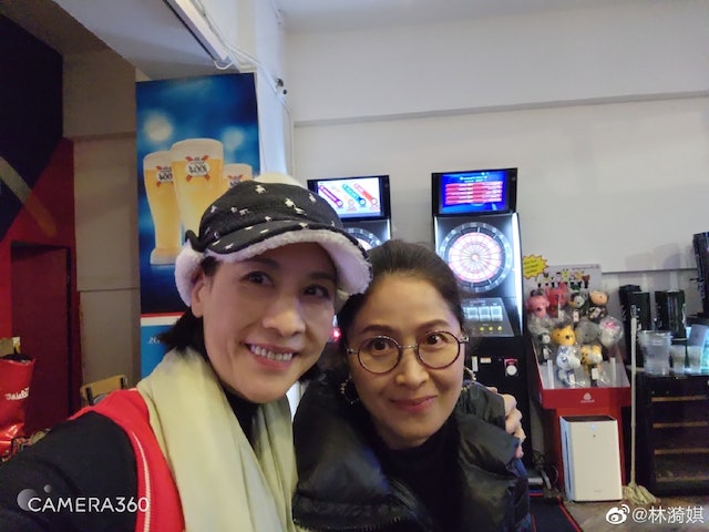 淡妆现身艺人聚会 57岁邵美琪明艳照人