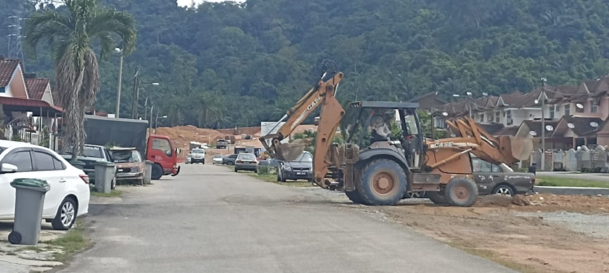 淡边筑沟工程晋尾声 十字路口沙石将清除