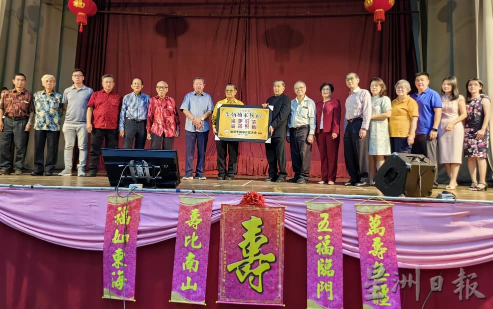 温柄楠庆生不忘公益 捐赠人民医院救伤车