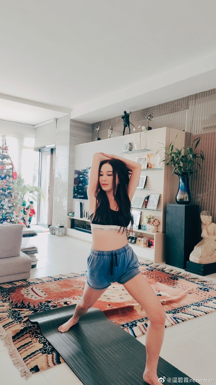 温碧霞做瑜珈秀小蛮腰 被酸摆拍作秀