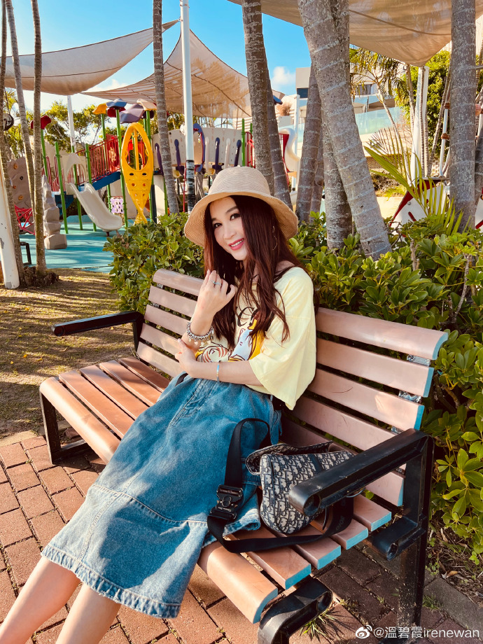 温碧霞做瑜珈秀小蛮腰 被酸摆拍作秀