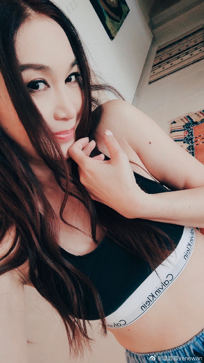 温碧霞做瑜珈秀小蛮腰 被酸摆拍作秀