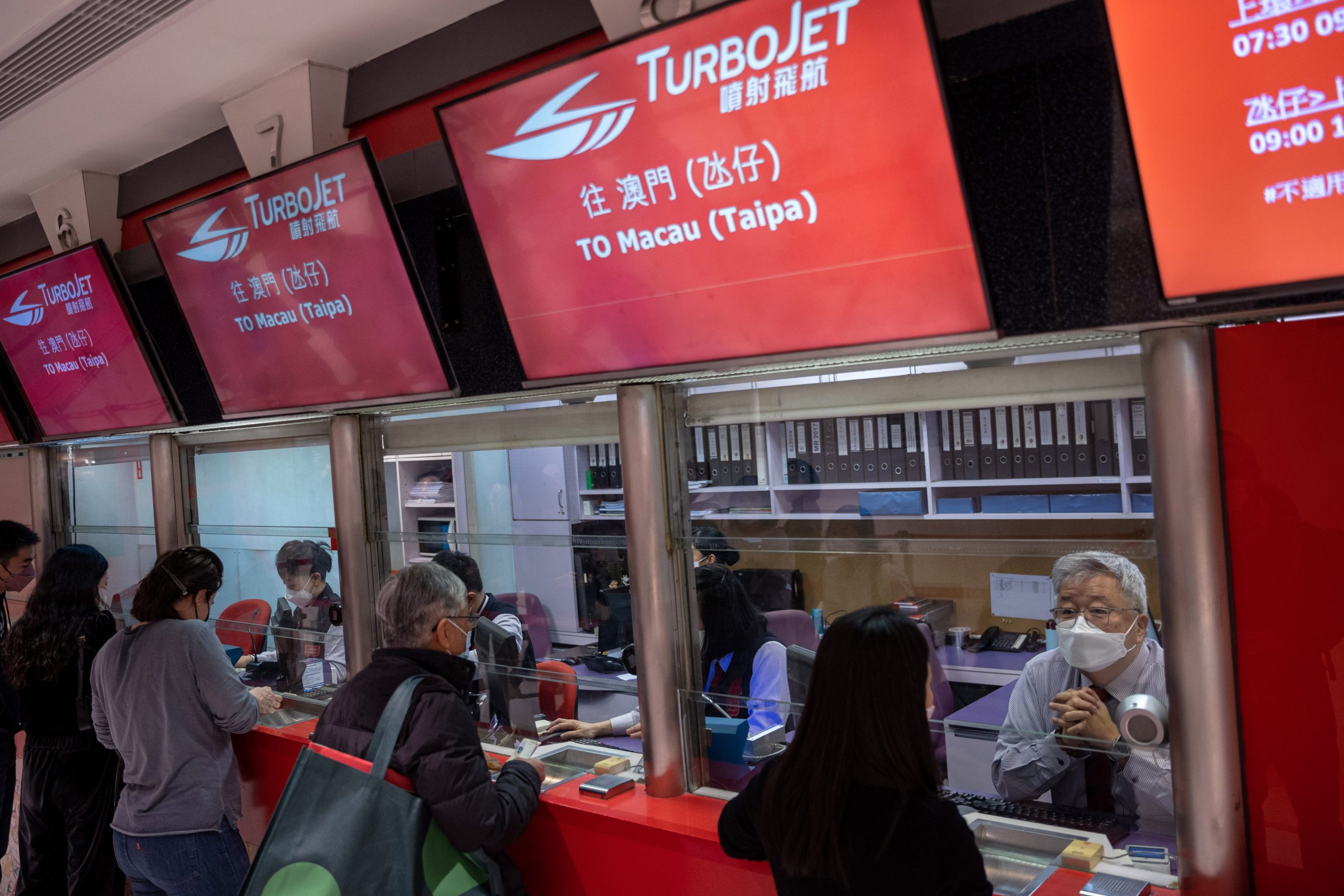 港人怀复杂心情看边境重开  有人拥抱人挤人 有人忧两地磨擦再起