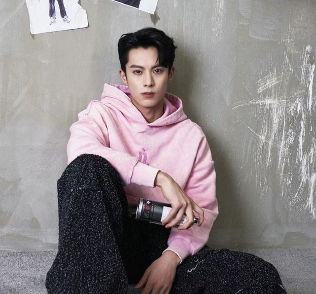  潮牌预售价高翻车 王鹤棣玩限量被讽割韭菜