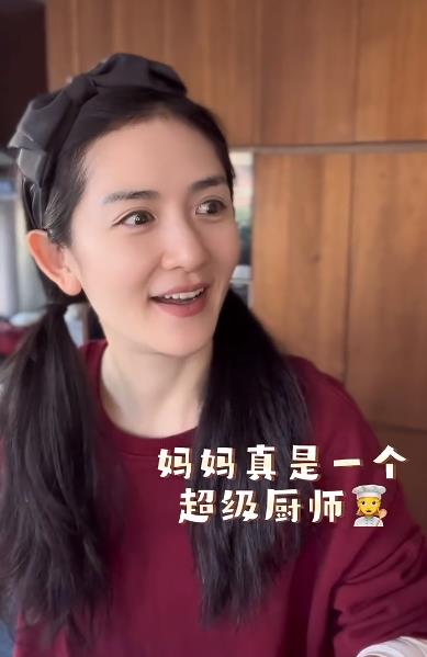 烤饼干训练小女儿咀嚼 谢娜被女儿夸赞厨艺