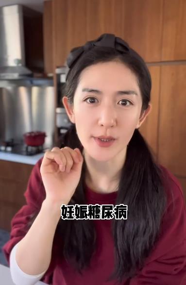 烤饼干训练小女儿咀嚼 谢娜被女儿夸赞厨艺
