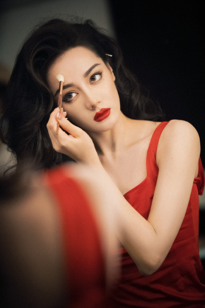  热巴疑怀孕养胎风波升级 腹肌照反击被泄是旧照