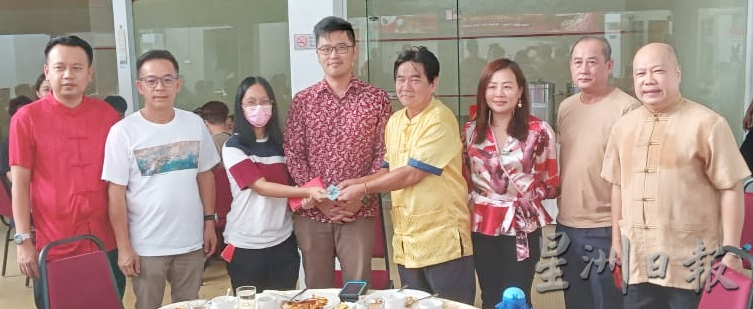 爱心之友新春团拜 善心人士派红包