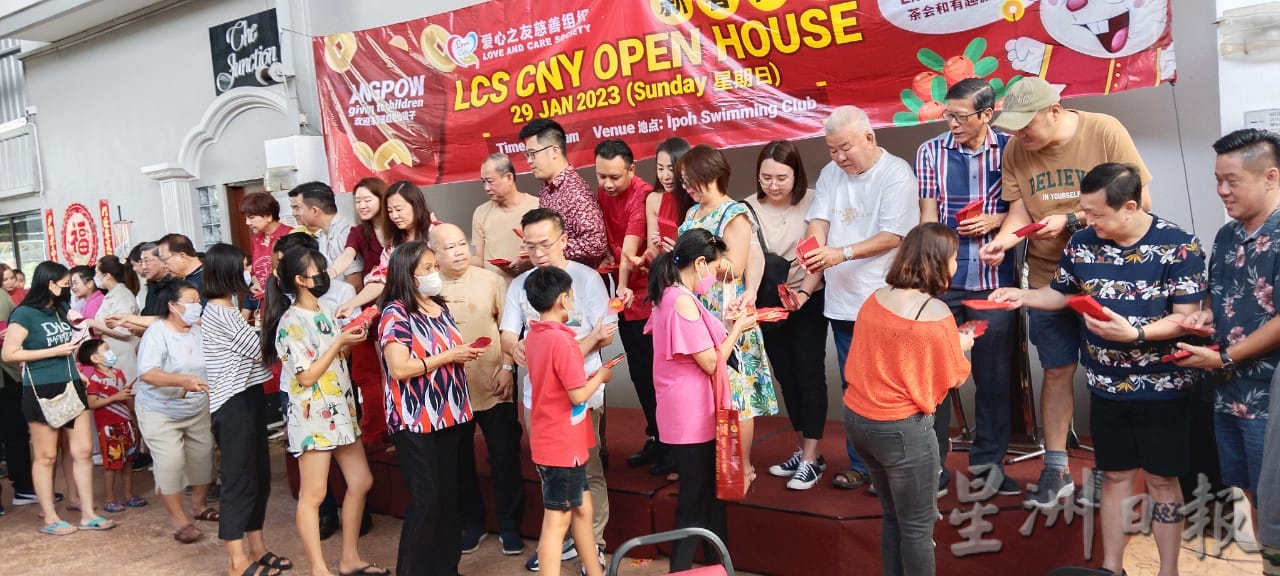 爱心之友新春团拜 善心人士派红包