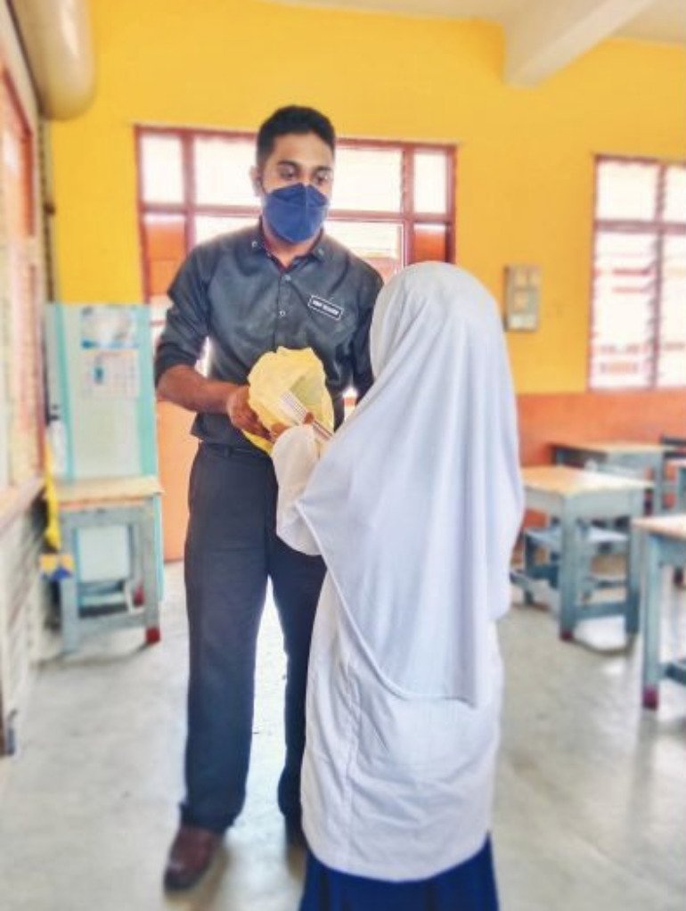 爸爸死了妈妈卖菜太贫穷·老师心酸 花钱买练习簿给小学生